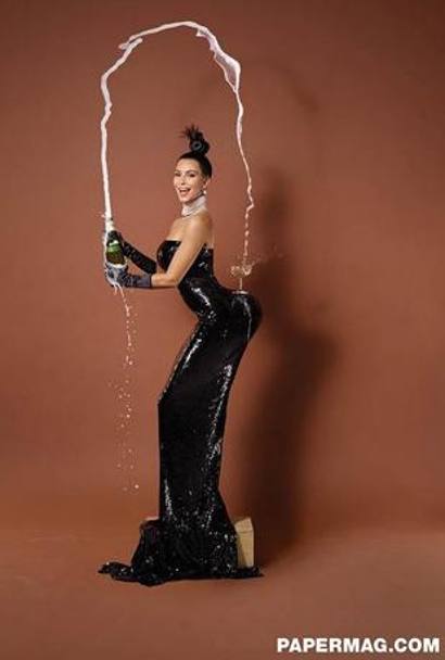 Champagne e lato B. Kim Kardashian su &#39;Paper&#39;